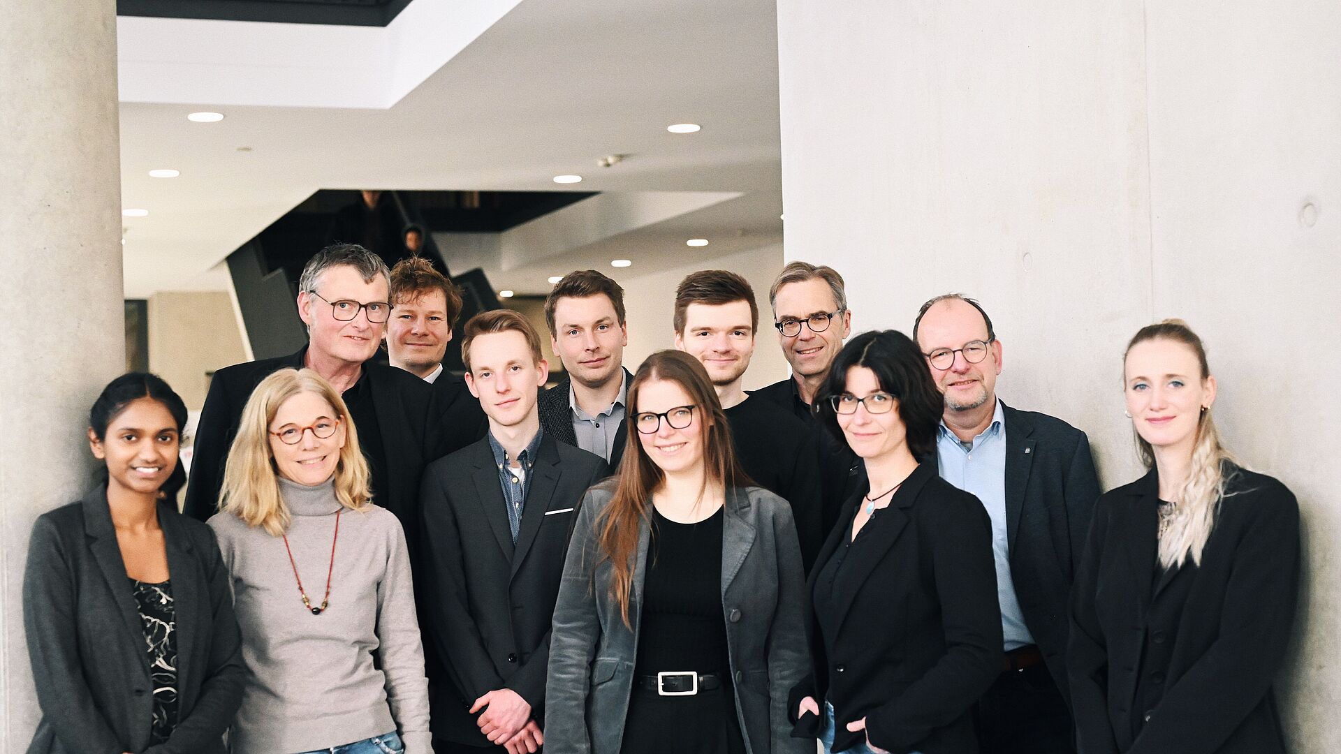 Gruppenfoto des Arbeitsbereichs Zeitgeschichte an der Universität Paderborn. Von links nach rechts: Jessica Singh, Annette Zaloudek, Michael Schubert, Martin Schmitt, Daniel Kramps, Florian Staffel, Julia Quast, Benedikt Heitmar, Peter Fäßler, Johanna Sackel, Michael Ströhmer, Christina Lüke-Schumann